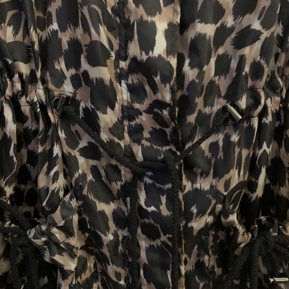 Jacket with hood- RazzleDazzle- Animal print- NEW- Very light for light rain - Picture 6 of 8